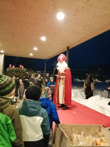 Adventzauber am Dorfplatz in Pflach mit Nikoloeinzug