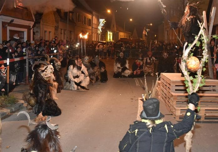 Krampuslauf der Liadnbering Teufeln