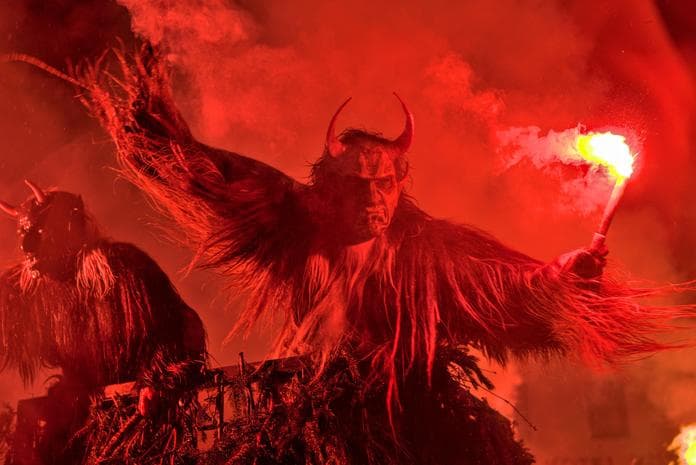 Glühweinstand mit Krampusshow